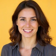Photo de profil d'une jeune femme souriante, professionnelle et amicale.