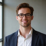 Photo de profil d'un jeune homme souriant, professionnel et amical.