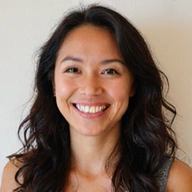 Photo de profil d'une femme souriante aux cheveux longs, professionnelle et amicale.